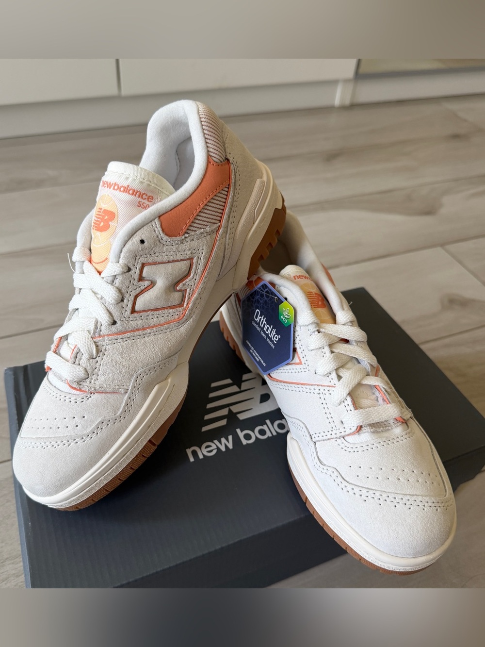 NEW BALANCE Women’s 550 Basketball Sneaker, Sea Salt/Peach Nectar, Size 7 - Picture 2 of 11